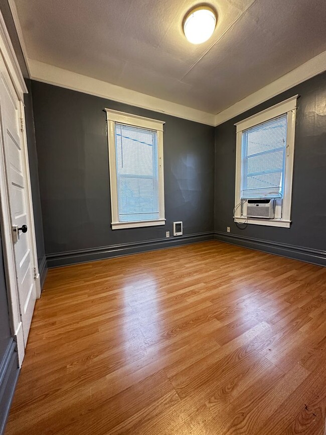 Building Photo - One Bedroom | One Bath The Dalles