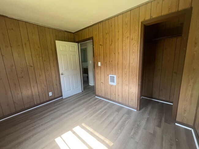 Building Photo - 2 br home in Ward