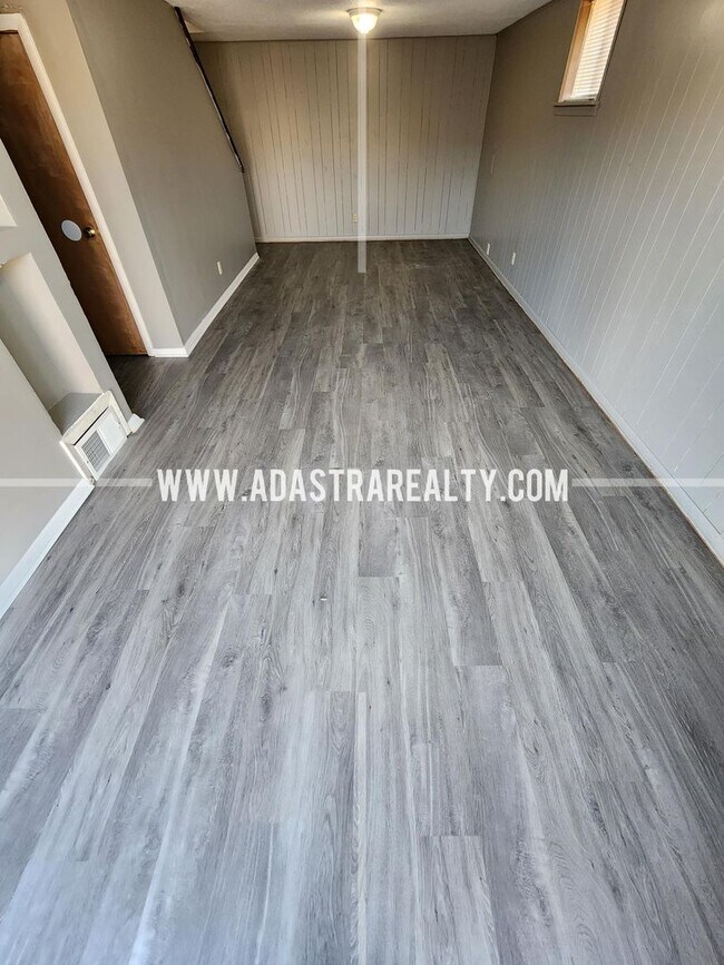 Building Photo - Awesome 2 Bedroom Duplex in Overland Park-Available in APRIL!!