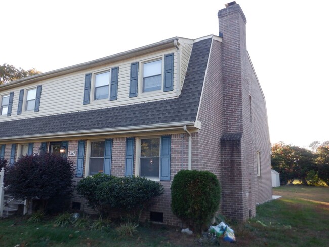 Building Photo - Downs1345-1347