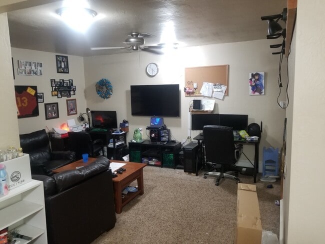 Building Photo - Great Location!