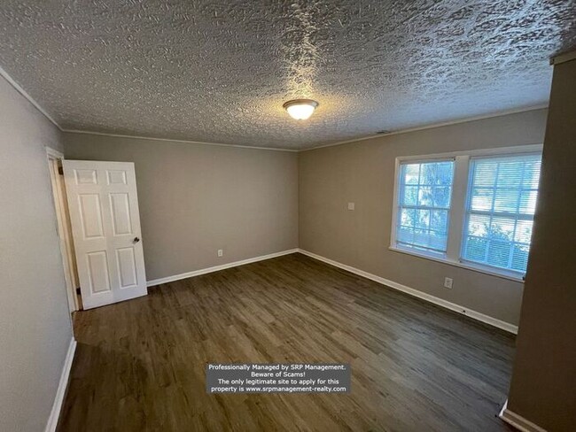 Building Photo - MOVE IN SPECIAL! Recently Updated 3 Bedroo...