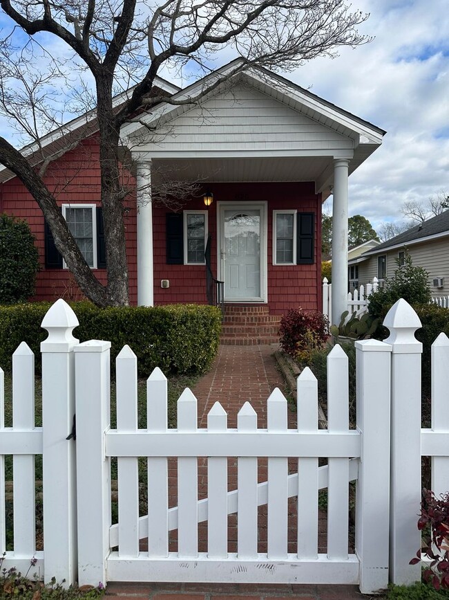 Building Photo - 2 Bed 2 Bath Fully Furnished Home