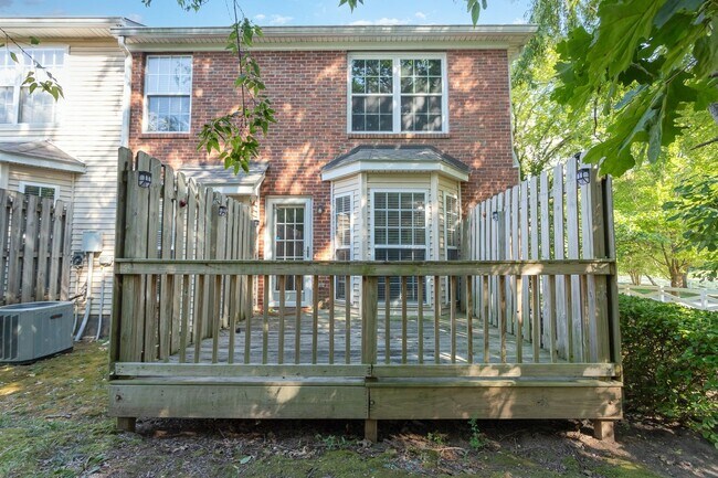 Building Photo - Beautiful end unit in sought-after Nashboro Village