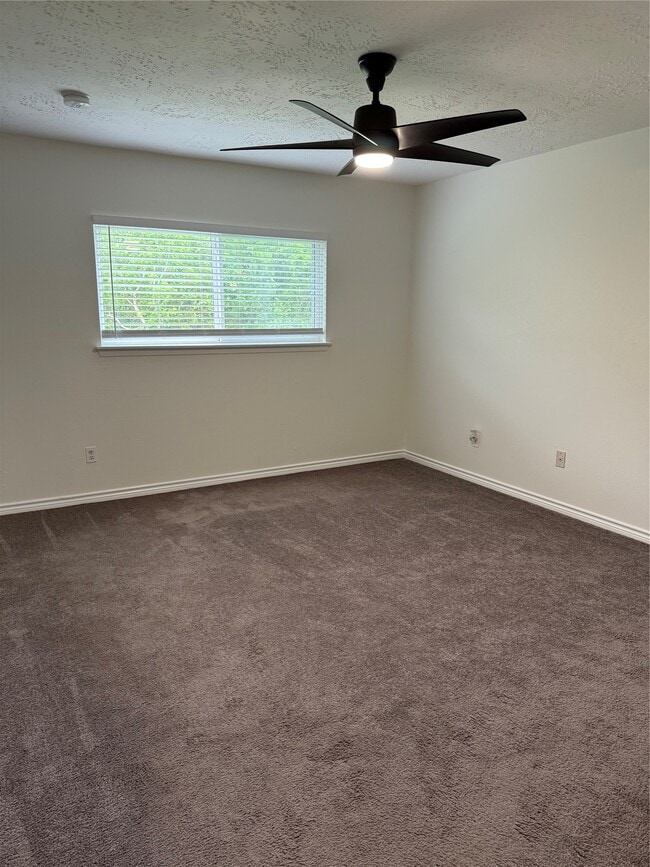 Building Photo - 2318 Aprilmont Dr