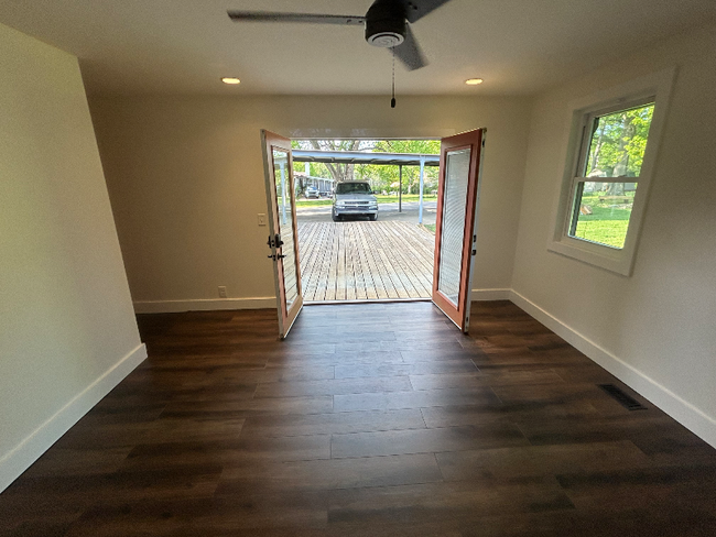 Building Photo - 516 Lemont Dr