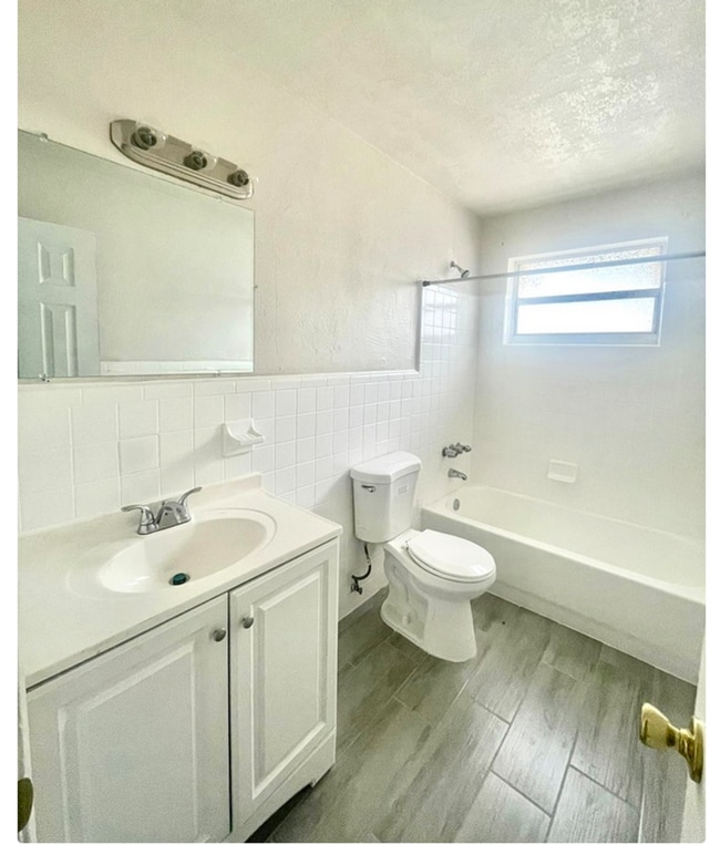 Building Photo - LARGE NEWLY RENOVATED 2 BEDROOM APARTMENTS Application fee is waived during move in