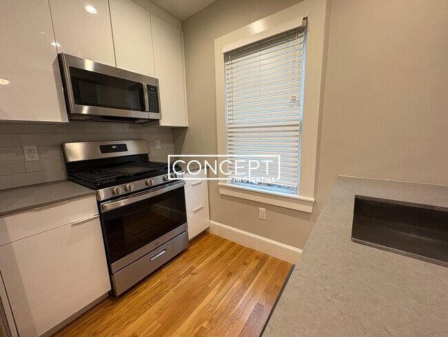 Building Photo - 220 Banks St