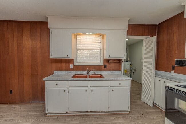 Building Photo - $1,120 - 3 bed/2 bath house in Turpin Hill, with fenced back yard! Section 8 Welcome!