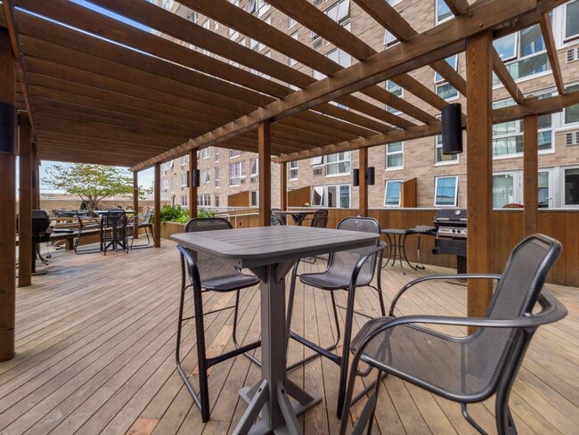 Building Photo - 433 S 7th St