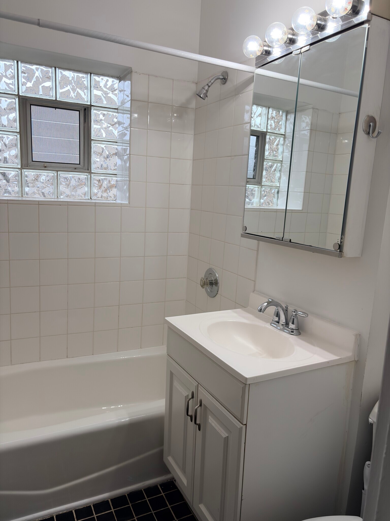 Building Photo - 3722 N Sheffield Ave