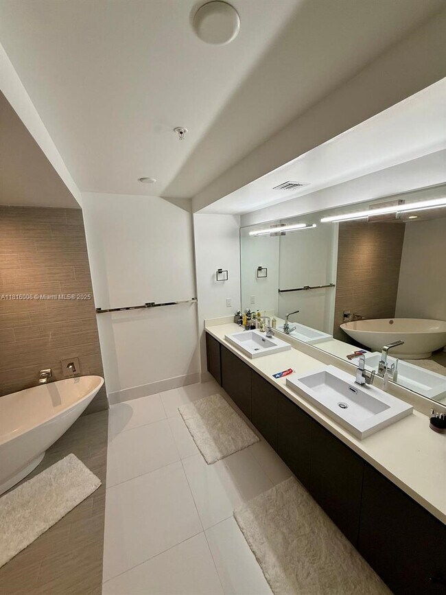 Building Photo - 300 Sunny Isles Blvd