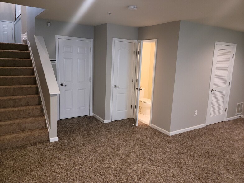 Building Photo - 7152 Hummingbird Dr