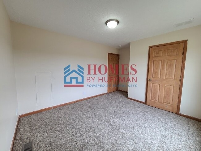 Building Photo - Three Bedroom Townhouse | Two Bath | Chand...