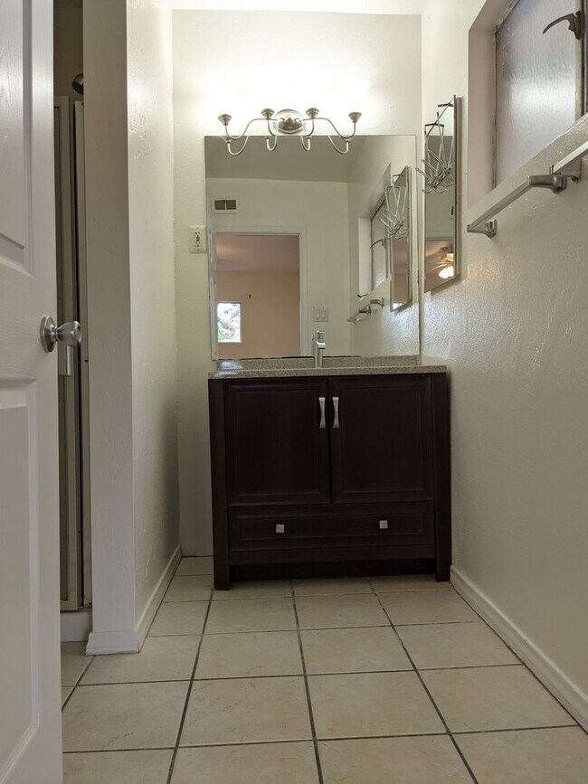 Building Photo - Updated 5 bedroom 3 bathroom house w/ HUGE YARD