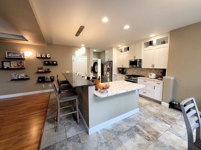 Building Photo - Beautiful Home in Desirable Geneva Neighborhood - 2700 sqft