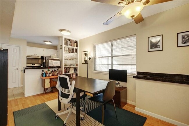 Building Photo - Large 1 bedroom in Hyde Park! Reserved par...