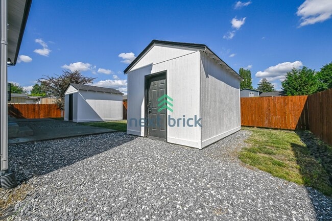 Building Photo - 2 BED & 1.5 BATH DUPLEX FOR RENT