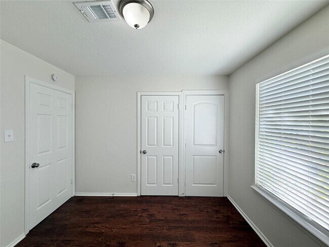Building Photo - 3633 N MacGregor Way