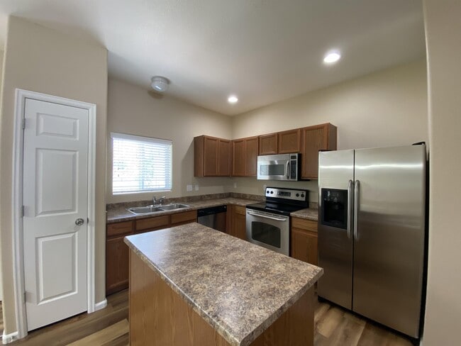 Building Photo - 7884 Sandy Springs Point