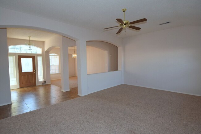 Building Photo - 3 Bedroom, 2 bath, 2 living areas, La Cueva area