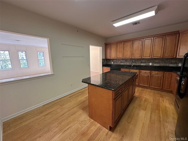 Building Photo - 75 Quaker Ave