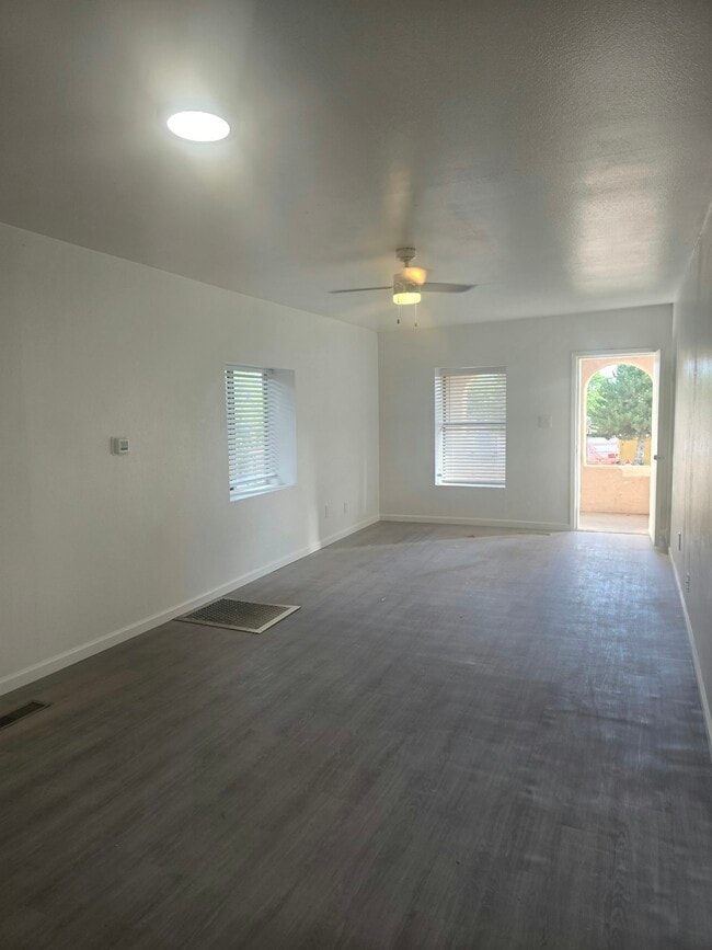 Building Photo - 300 S 5th St