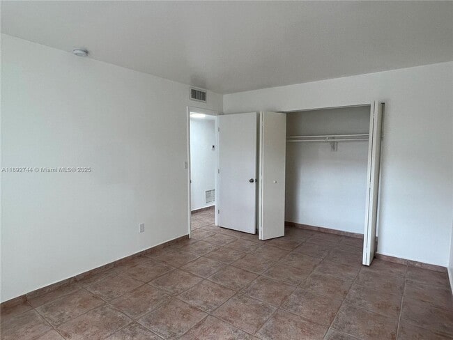 Building Photo - 10756 N Kendall Dr