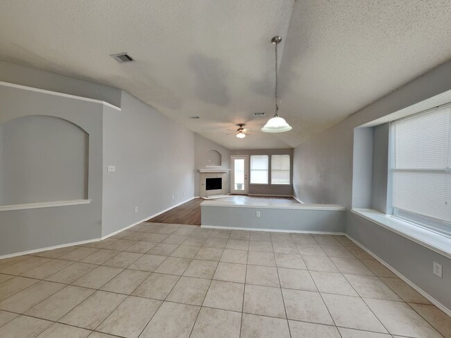 Building Photo - Spacious 3-Bedroom Home with Fireplace & Easy Access to Downtown Fort Worth
