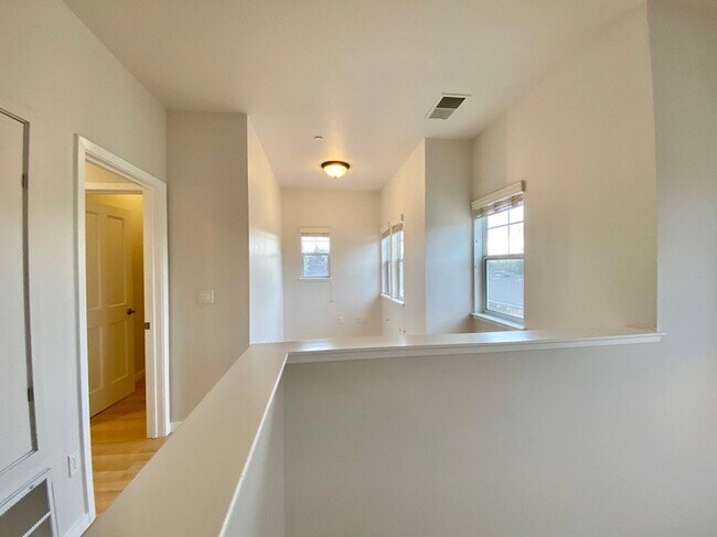 Building Photo - 140 Valley Oak Dr