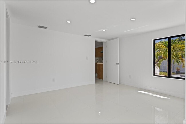 Building Photo - 1524 SW 32nd Ct