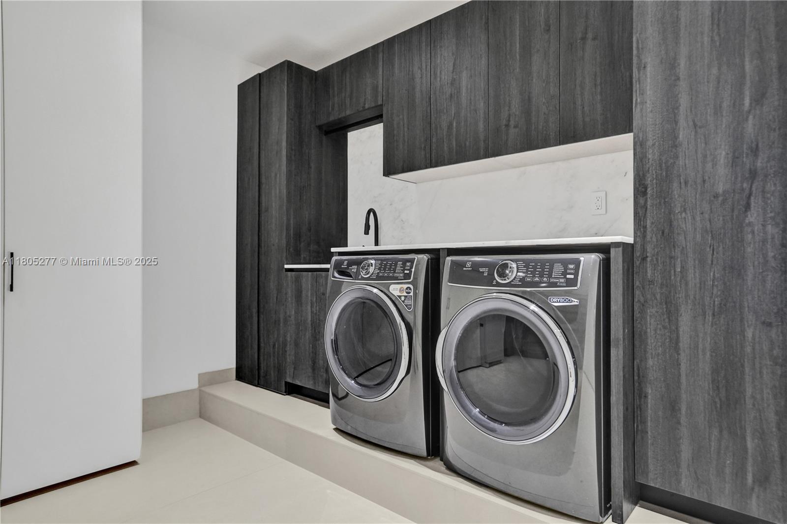 Building Photo - 3234 SW 53rd Ct