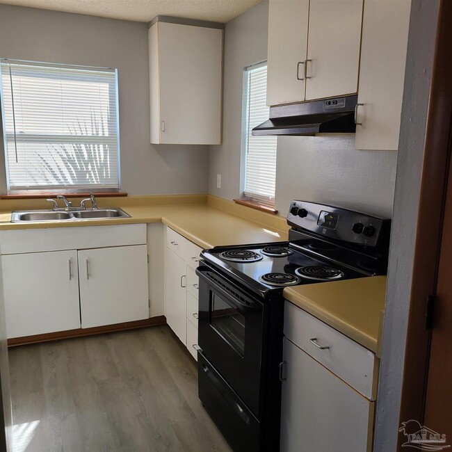 Building Photo - 905 N N St