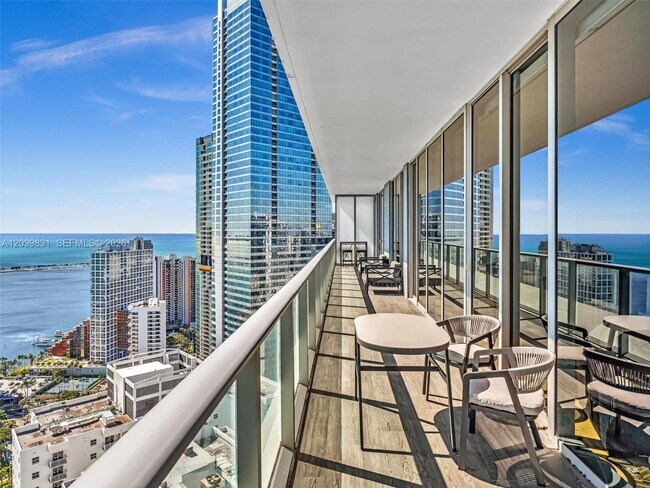 Building Photo - 1300 Brickell Bay Dr