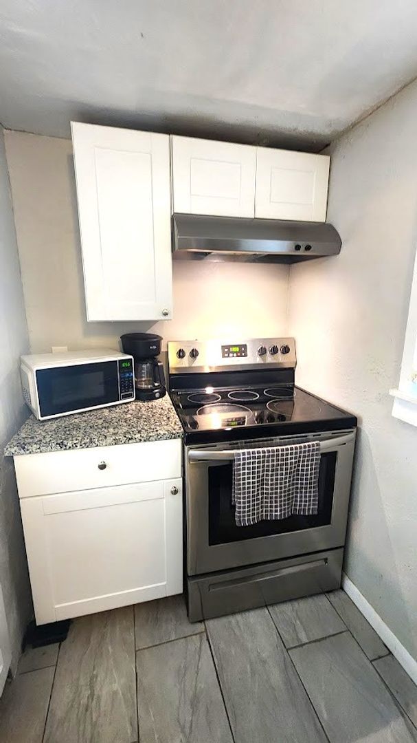 Building Photo - Furnished 1 Bed 1 Bath Apt in Linwood Plac...