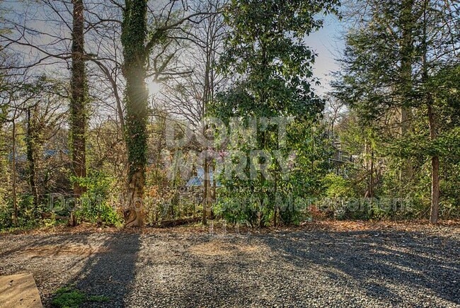 Building Photo - 615 Dumaine St