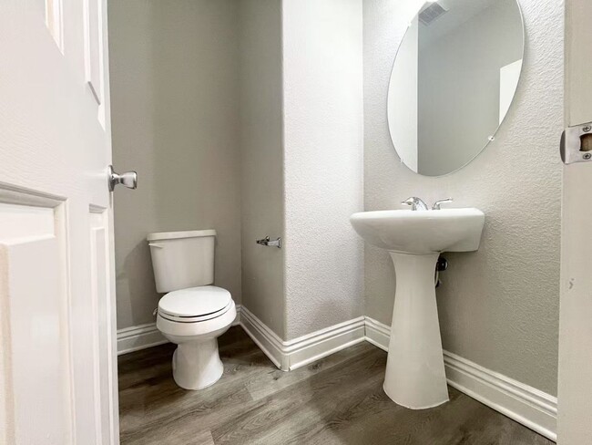 Building Photo - Nice two-story home with 4 bedrooms