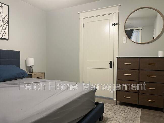 Building Photo - 836 W Main St