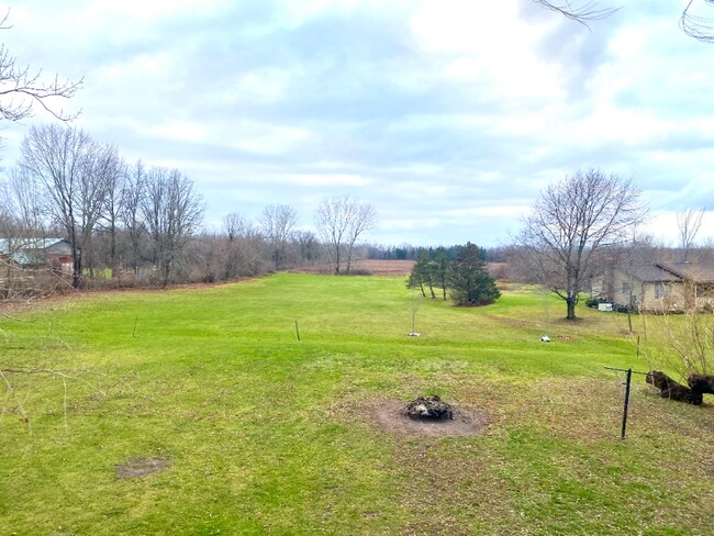 Building Photo - 3003 Lake Rd N