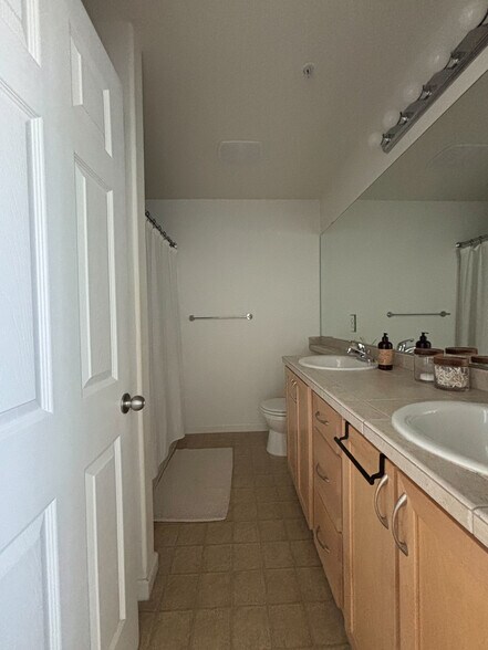 Ensuite bath with dual sinks - 15458 SW Mallard Dr