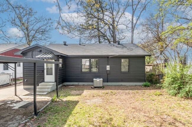 Building Photo - Modern meets charming