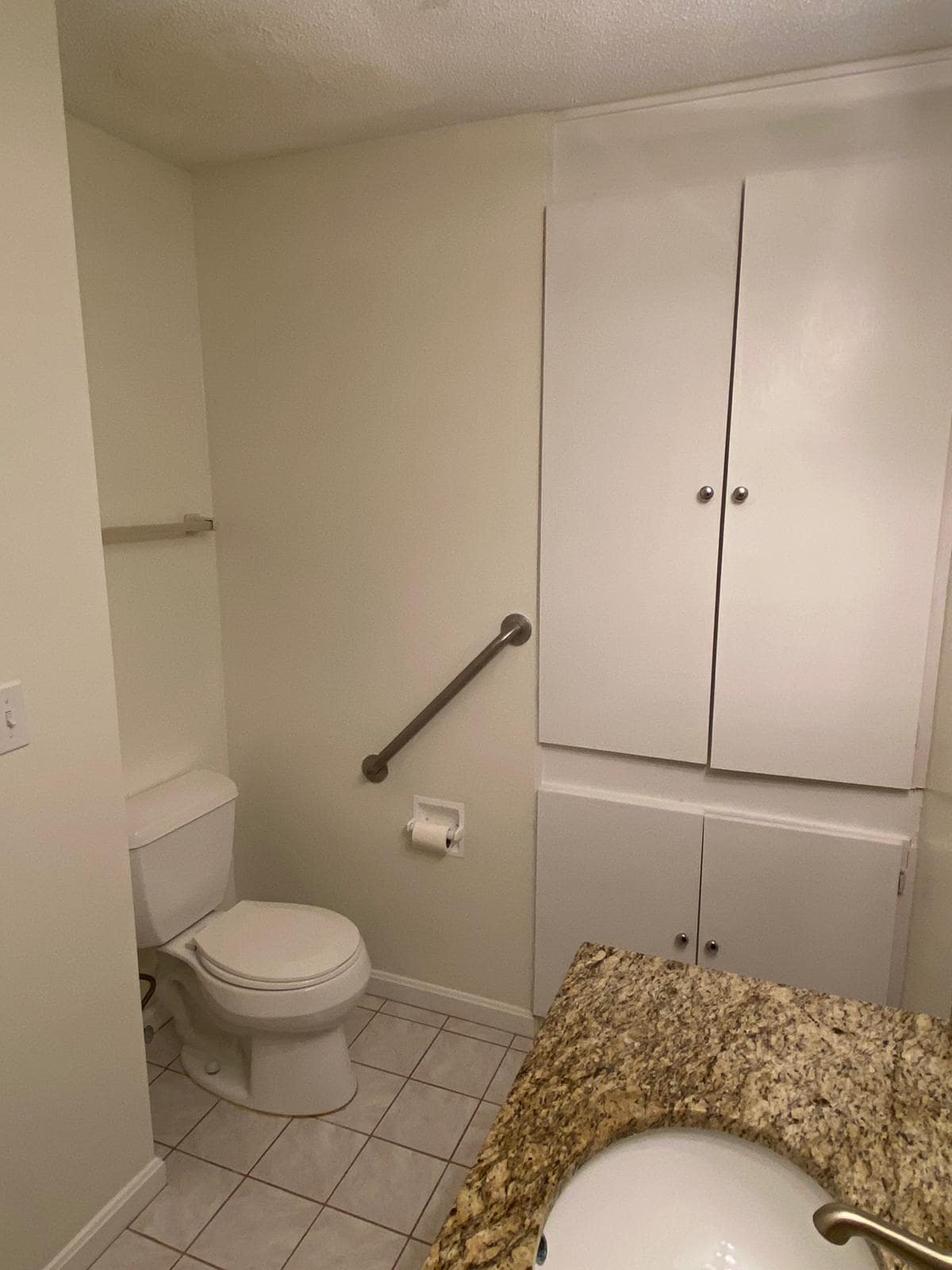 Main Bathroom - 255 North Rd