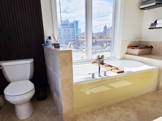 Building Photo - 1515 N Van Buren St