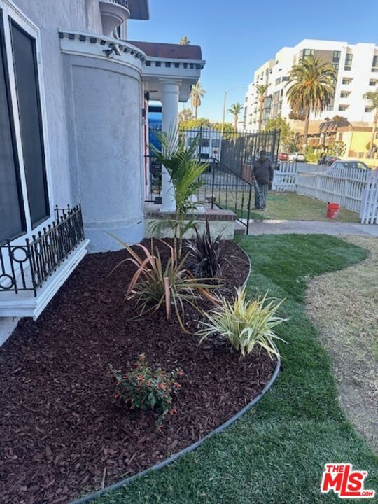 Building Photo - 1025 Locust Ave