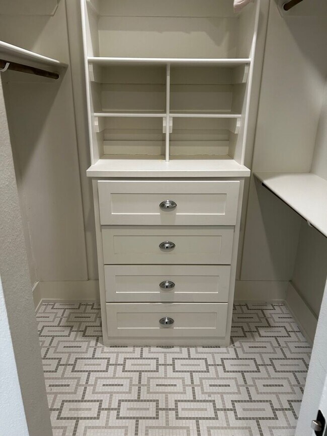 Building Photo - UNFURNISHED Beautiful Large Home Available Now on North Walnut in Fayetteville !!