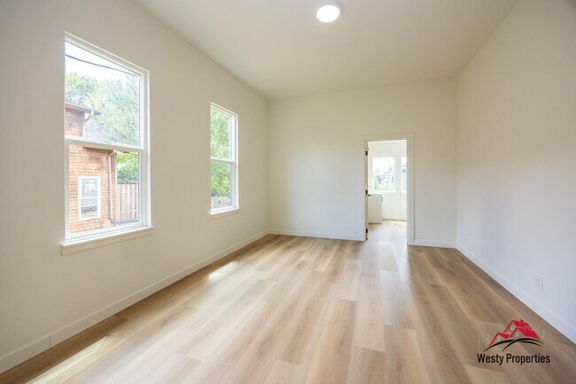 Building Photo - 542 NE Brazee St