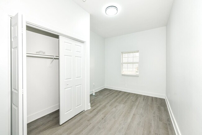 Building Photo - 942 W 27th St