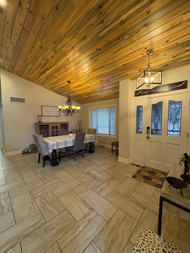 Building Photo - Gorgeous Furnished Country Club Rental