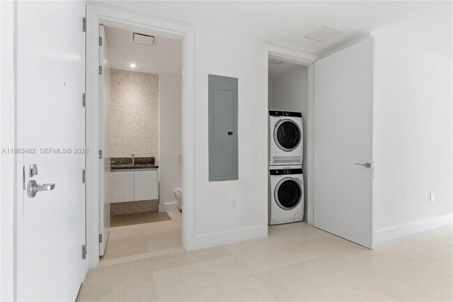 Building Photo - 700 NE 26th Terrace