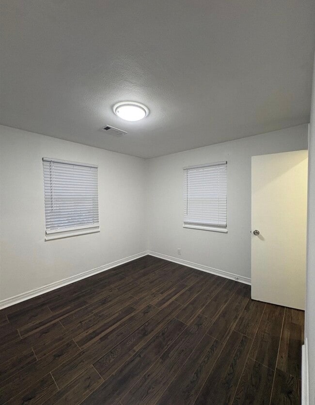 Building Photo - Duplex - 2117